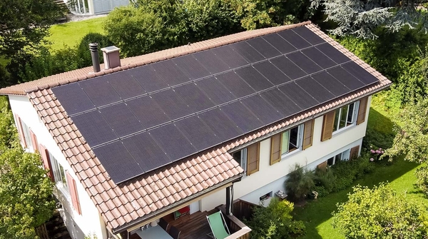 Solaranlage, Stromspeicher und Wärmepumpe für Einfamilienhaus in Muri.